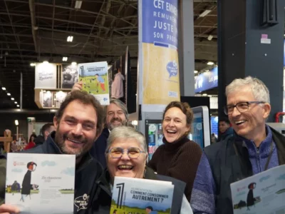 Producteurs tenant le dossier du 1 hebdo